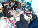 เจ้าหน้าที่เทศบาลตำบลโคกภู ร่วมทำดอกไม้ เพิ่มเติมเพื่อใช้ในก